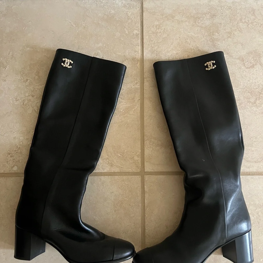 CHANEL Black Leather Heeled Boots - Picture 8 of 13